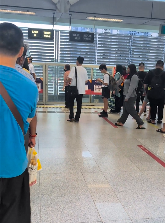 Punggol LRT’s “Queue-Jumping Loophole” Sparks Frustration Among Commuters