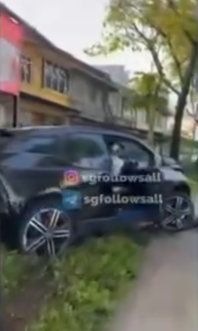 “#SLS5528U Black BMW Crashes Into Footpath, Destroys Lamppost”
