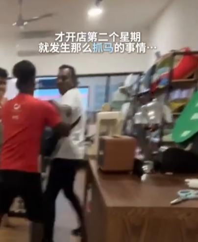 Kulai pet café lady says foreigner in Youth Corps SG tee stole cash,ran inside to escape angry group
