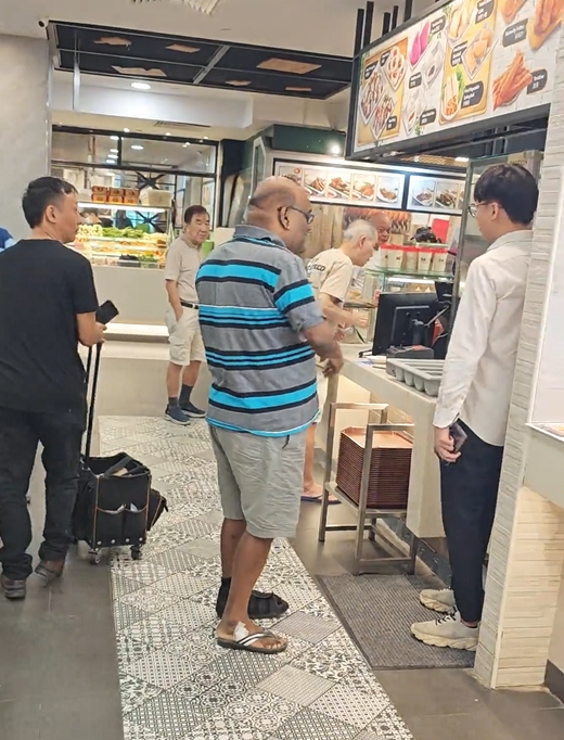 “Man Flips Out Over $0.90 Pau at Hawker Centre 😳”