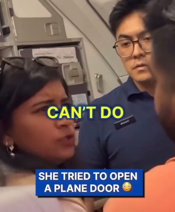 Jetstar Passenger Tries to open door at 33,000 feet